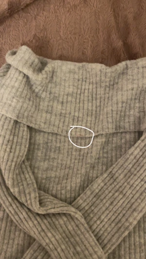 Grå ribbade mjukisbyxor Kappahl 170 -  grå tröja som man viker längst upp från Kappahl i storlek 170. tröjan har ett ribbat mönster och är gjorda i mjukt material som är skönt mot huden.