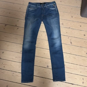 Replay Hyperflex jeans - Snygga blå Replay Hyperflex jeans i modellen Luz med skinny passform. Jeansen har klassisk femficksdesign, dragkedja och knapp framtill.  Priset är en hugget i sten. Tveka inte med att fråga. 