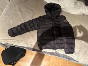 Svart dunjacka från Colmar - Säljer en svart dunjacka från colmar i mycket bra skick, perfekt för kyliga dagar❄️☃️166 cm/14 år(Jag personligen upplever dock att den är lite liten i storleken) 