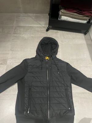 Parajumper cardigan - Säljer nu en riktigt fet Parajumper Cardigan. Storlek L men passar även M. Skicket 9,5/10 eftersom den nästan är helt ny. Om du har några funderingar så är det bara att fråga på! ❇️