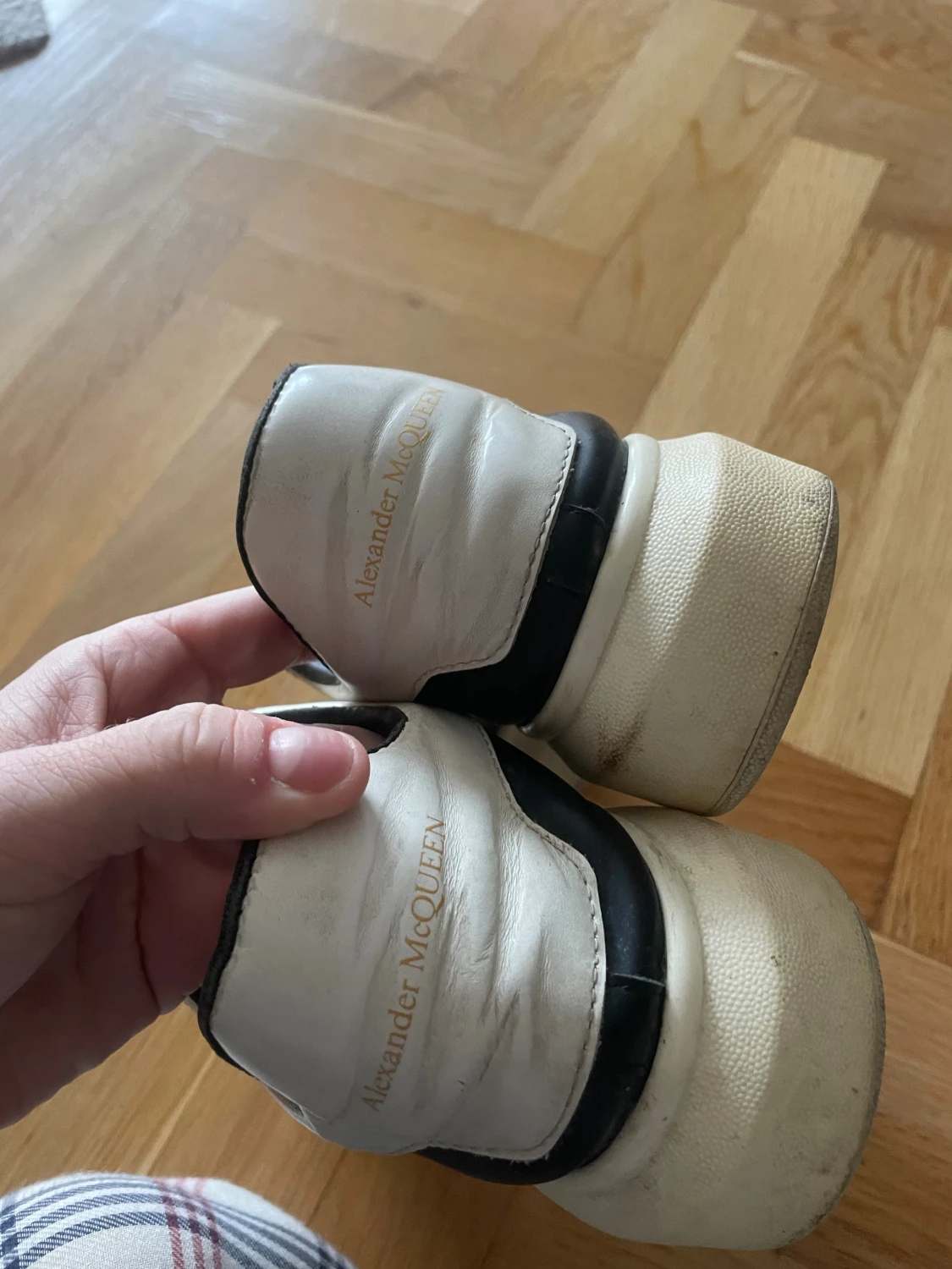 Alexander McQueen svarta och vita sneakers - 2