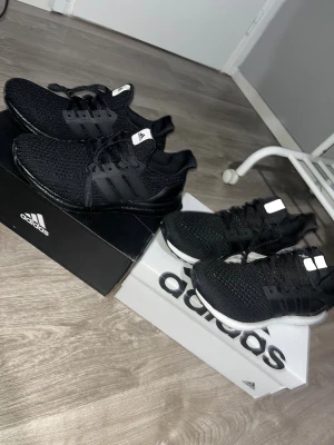 Ultra boost  - Ultra boost i två olika modeller, finns storlek 44 och 43 på båda!