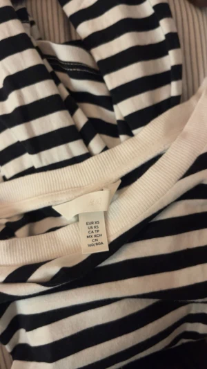 Svartvit randig topp  - Säljer en svartvit långärmad topp från H&M i storlek XS🥰