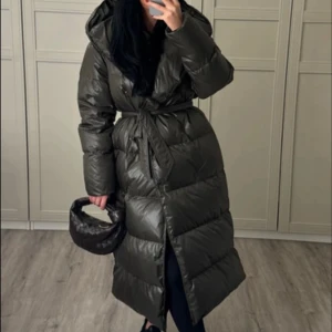 Massimo dutti pufferjacka med huva - Strl S dunjacka. Använd 1 vinter, köpt för lite över 3000kr. Finns inget som håller uppe bältet, brukar lägga den i fickan när jag har tagit av mig jackan. Kommer tyvärr inte till användning och är i princip som ny. Jackan finns inte att köpa online och är svår att hitta, annars super gosig och elegant jacka. Priset kan gå att diskuteras!