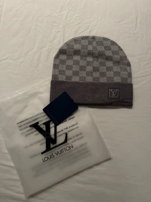 Grå rutig mössa  - Grå rutig mössa 