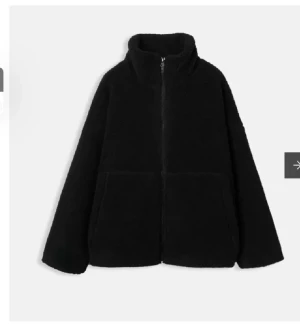 Svart teddyjacka  - Säljer min teddy jacka ifrån åhléns, ingenting är sönder och har inte använt den mycket alls. Säljer för 500kr men pris kan diskuteras 