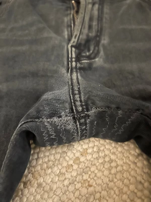 Svarta jeans från Jacob Cohen - Snygga svarta jeans från Jacob Cohen med I size 33. Modell: Bard Fast. Som ni ser på bild 3 är de sydda i skrevet men detta syns inte vid användning. Har du några frågor eller funderingar hör gärna av dig🙌
