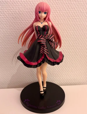 Vocaloid Luka Megurine figur - Bra skick, officiell, saknar box! Project DIVA figur med hennes Amour outfit. 