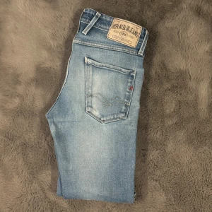 Blå replay anbass jeans - Säljer dessa snygga replay anbass jeans i storlek w30 L30. Riktigt bra skick med snygga slitningar. Bara att skriva vid frågor eller funderingar.  