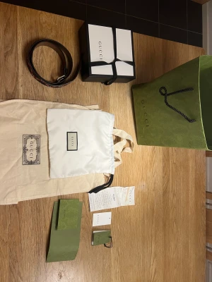 Svart Gucci skärp med röd orm - Tjena! säljer mitt Gucci bälte. Har haft bältet sen 2021 då jag köpte de när jag var i Stockholm på Gucci affären. Använt med i gott skick. Alla påsar, kartonger, kvitton och alla taggar medföljer.   Bältet är för män.  Det är 85 cm långt. Hör gärna av er med frågor och funderingar 