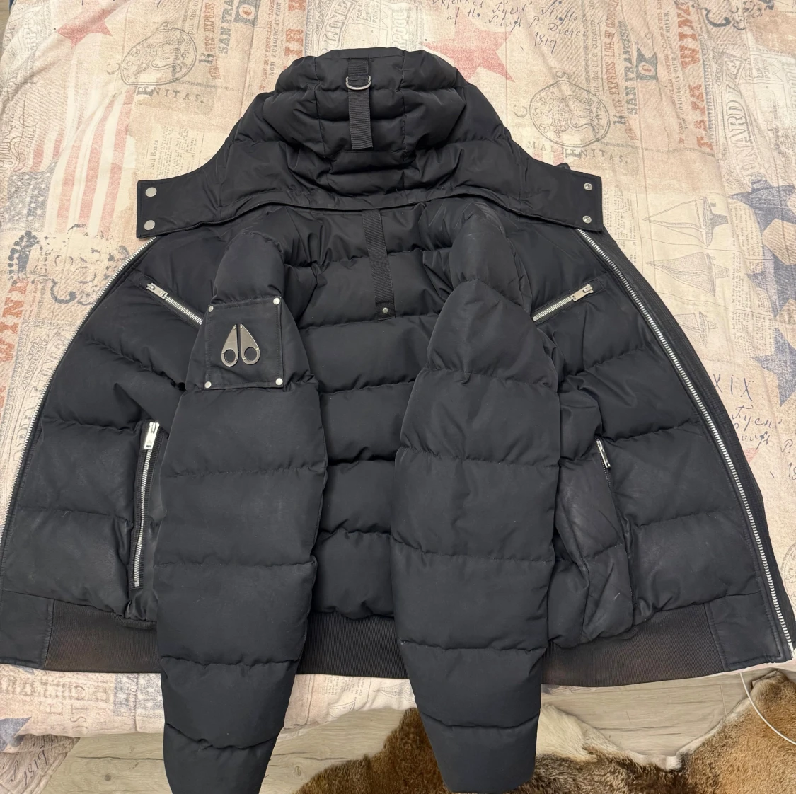 Svart pufferjacka från Moose Knuckles  - 5