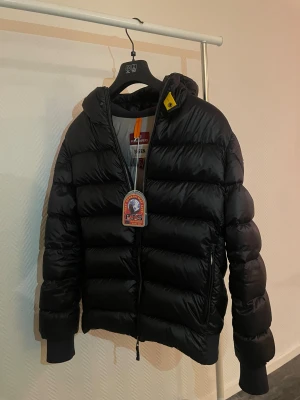 Parajumper Pharrell - Säljer min Parajumpers Pharell (sheen) i storlek L, i absolut nyskick och endast använd två gånger. Jackan är helt felfri, med taggar kvar och äkthetsbevis inkluderat. Riktigt varm och perfekt inför vintern, både till vardags och kalla dagar. Nypris 7 000 kr – ett fantastiskt tillfälle att få en exklusiv, stilren och högkvalitativ jacka till ett grymt pris. Hör av dig privat för fler bilder eller frågor. 