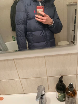 Ralph Lauren dunjacka  - Storlek Large, jag är 183. Bra skick, inga revor osv, färgen är marinblå. Skriv om ni har frågor! 