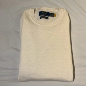 Beige ralph lauren crewmeck i merinoull - Nästan ny beige Ralph lauren crewneck i merinoull. Skick 9,5/10. Storlek: XS. Nästan ny, endast använd några gånger. Nypris: 1500 mitt pris: 450! Det är bara att skriva vid funderingar!😁