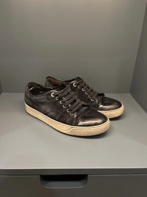 Lanvin skor  - Tjena, säljer ett par lanvin skor i storlek uk6 vilket motsvarar 40/41. Skorna är i bra skick har mycket kvar att ge. Dom är färgen svart och inget og följer med. Mitt pris är 1399kr och är ej hugget i sten, hör av dig vid minsta frågan😁