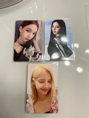 Karina (aespa) & Lisa (blackpink) photocard - Översta två photcardsen är Karina från aespa och den undre är Lisa från Blackpink. Lisa kortet har lite skador på kanterna (kan ses på bild 4) men annars är alla kort i väldigt bra skick. Säljs för 50 kr styck eller 125 för alla💞Priset går att dirskuteras men kommer inte gå för lågt! Om ni är intresserade skriv gärna vilken ni vill köpa och om jag ska skicka bättre bilder på just de kortet🫶🏼