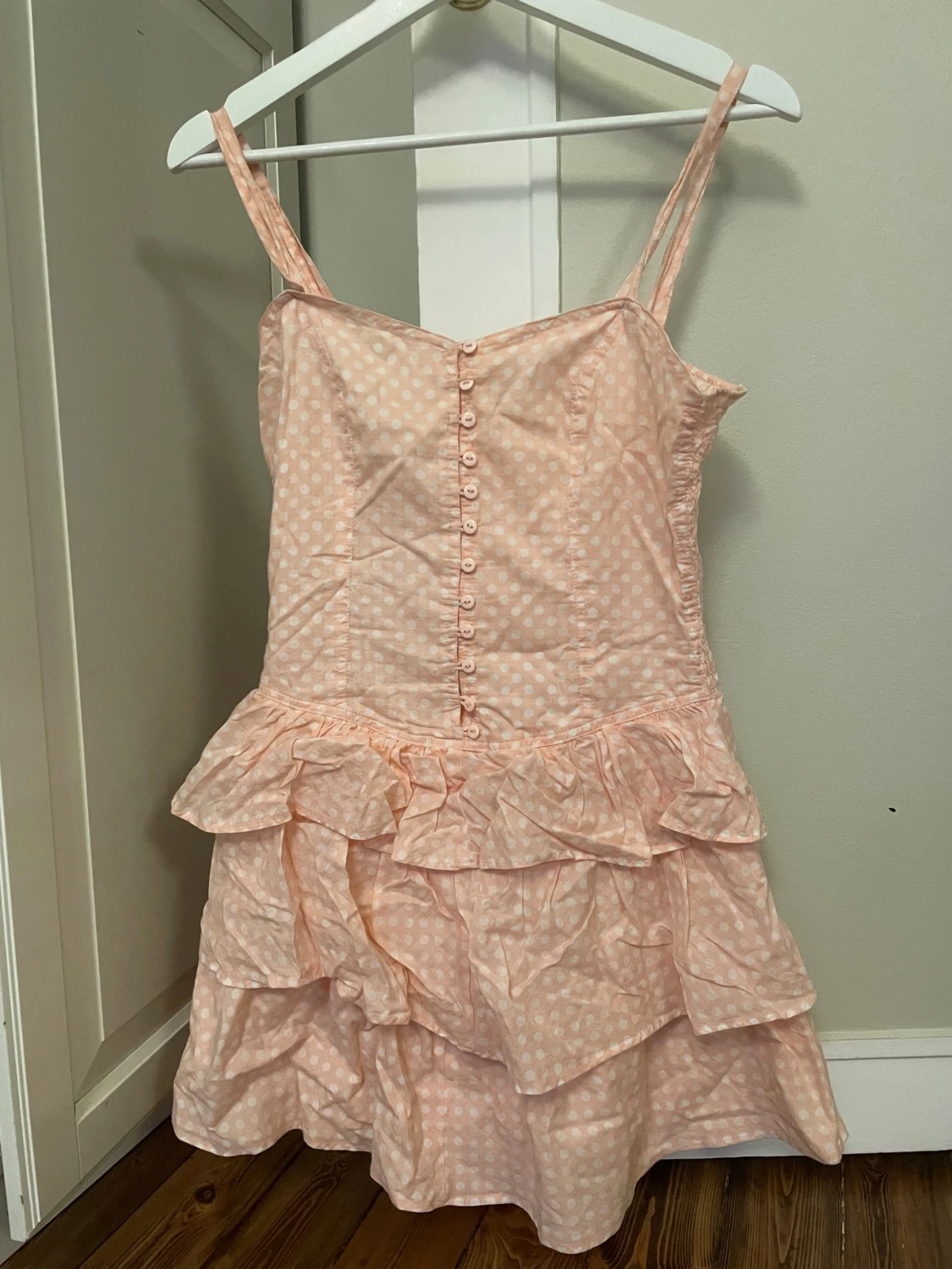 Ljusrosa prickig volangklänning - 3