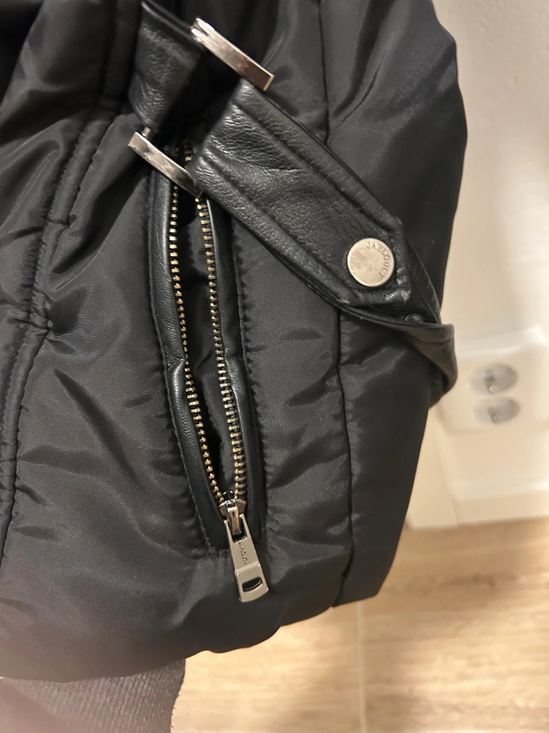 Svart pufferjacka med päls från Jayloucy - 2