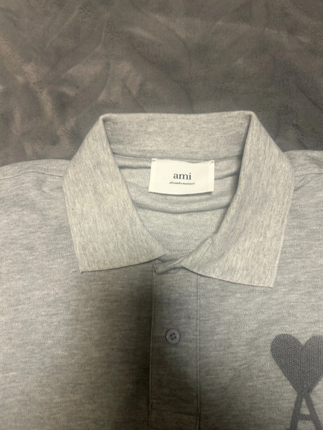 Grå polo från Ami med hjärtdetalj - 3