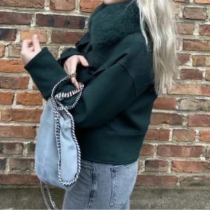 Meotine jacka - Undrar om någon vill byta min gröna meotine jacka mot en i en annan färg i storlek S/M?🩷Kan även tänka mig att sälja💓Den är lite nopprig men inga knappar eller något saknas💓