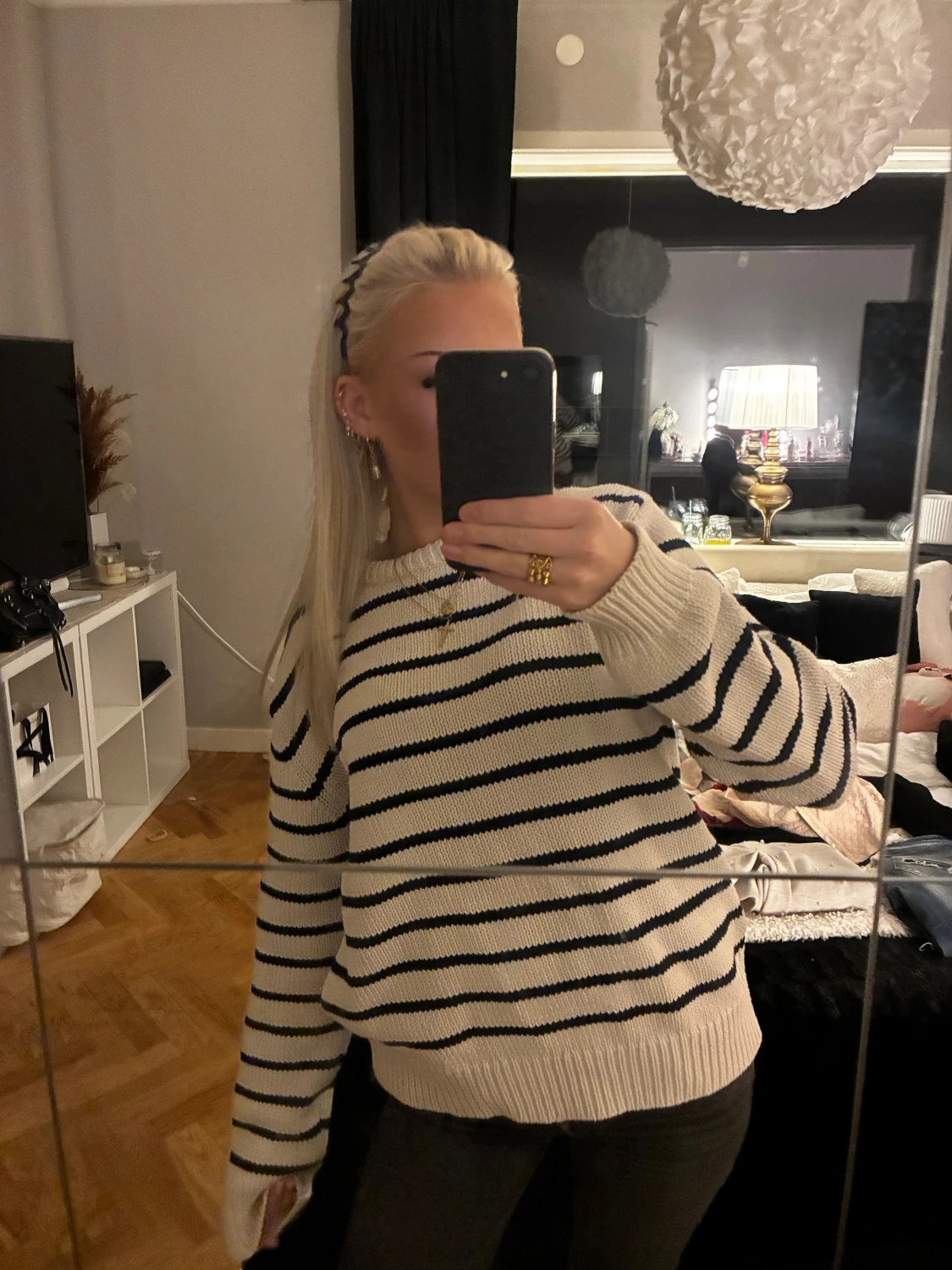 Randig stickad tröja i offwhite och svart - 2