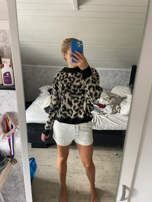 Leopard mönstrad stickad tröja - Säljer min stickade tröja i leopard mönster. Tröjan är väldigt skönt och är i ett mycket bra skick