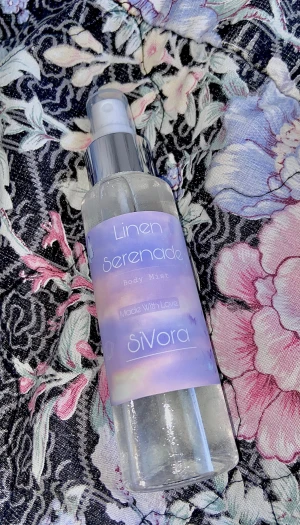 Linen Serenade Body Mist - Fräsch body mist med drömmig design från SiVora. Perfekt för dig som vill ha en lätt och uppfriskande touch. Snygg flaska med lila pastellfärger, enkel att ta med i väskan. Skapad med kärlek – för dig som gillar att sticka ut.