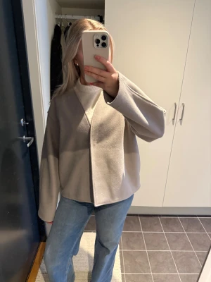 Beige kappa - Snygg beige kappa från Kappahl, nypris 799 i strl M💕