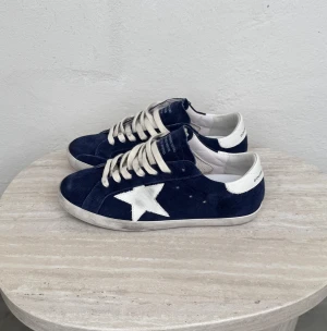 Golden goose  - Säljer dessa Golden goose i spektakulärt bra skick och som passar till allt| skick - 9/10 | storlek 42 | inget og tillkommer - därför ja säljer så billigt  | skriv vid frågor och funderingar ! 