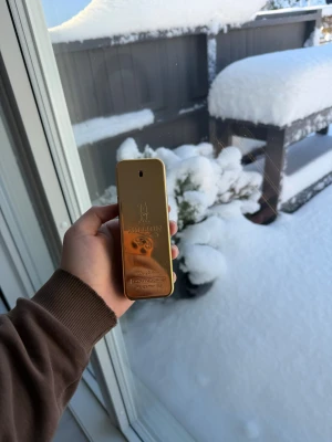 1 Million Eau de Toilette 100ml - Snygg och ikonisk parfymflaska i guld från Paco Rabanne. Volymen är 100 ml. Perfekt för dig som vill sticka ut och ge din stil en extra touch.