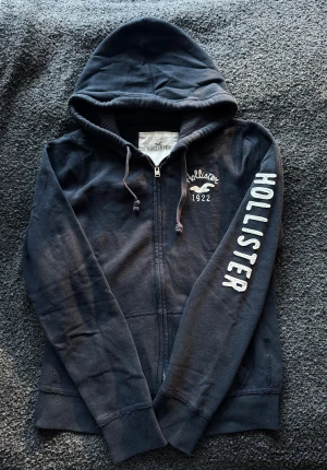 Zip up - Så snygg Hollister zip, Den är inte en L skulle jag säga mer en XS/S. Bara att skriva vid frågor! 🌲<3