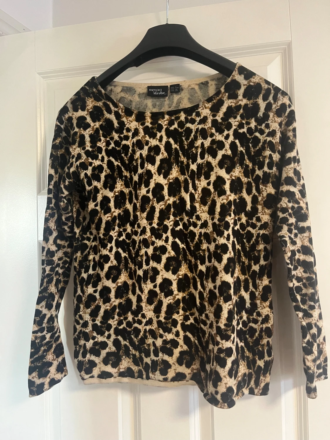 Leopardmönstrad stickad tröja