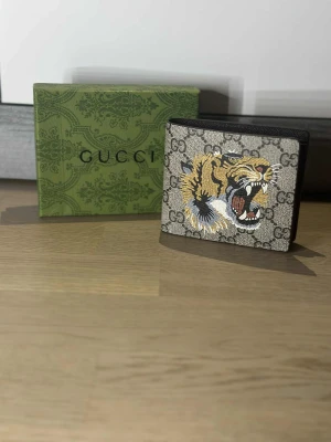 Plånbok  - Helt ny, boxen ingår