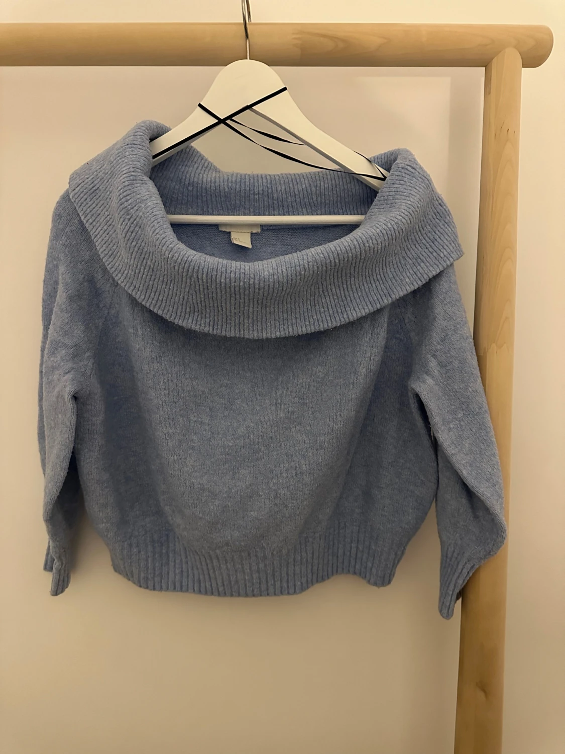 H&M Ljusblå stickad tröja OFF-THE-SHOULDER