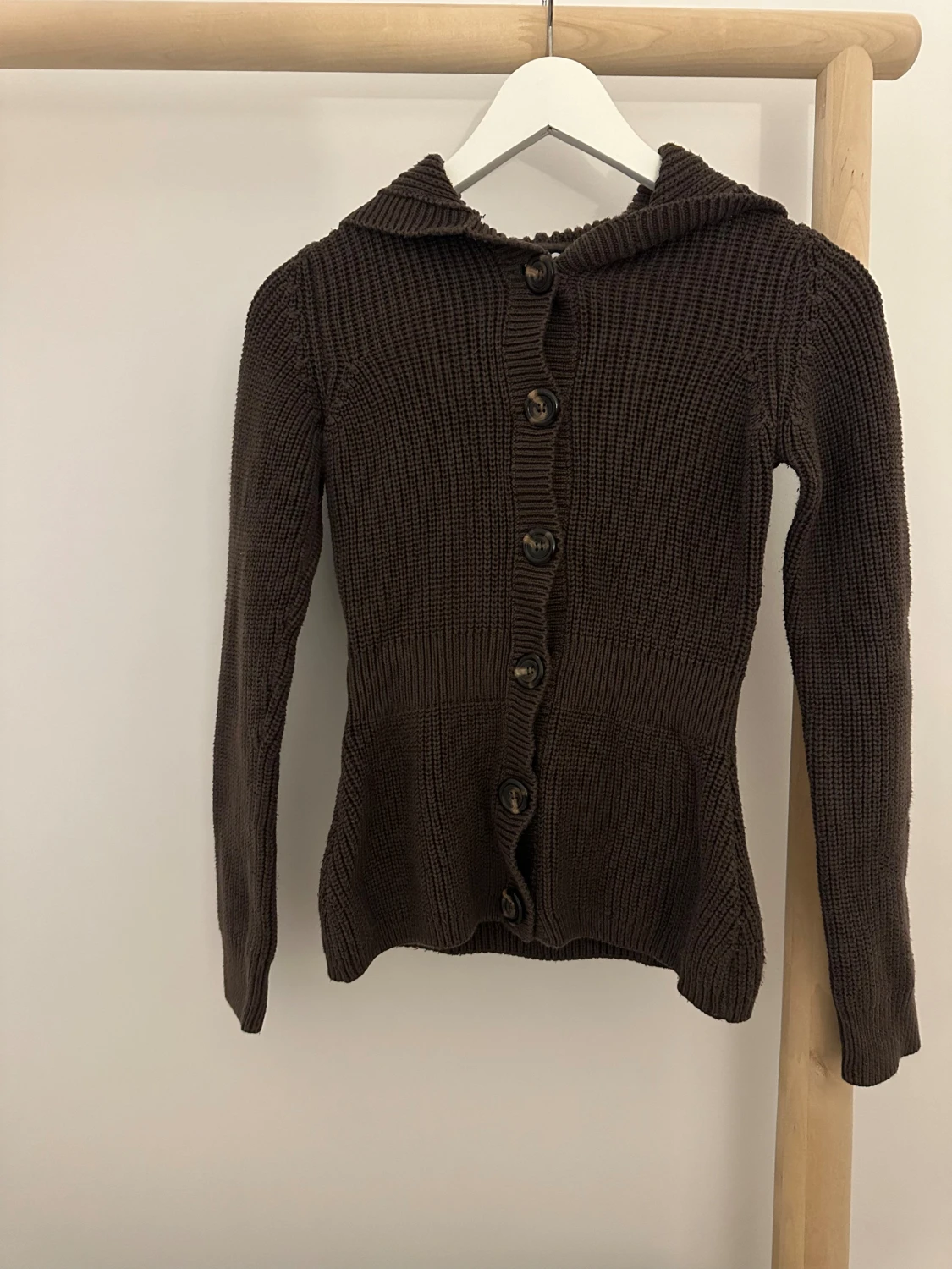 Brun stickad kofta från JC