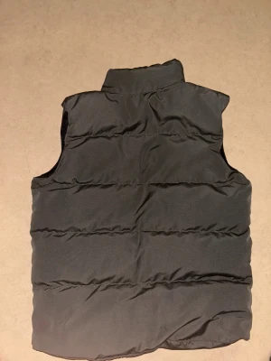 Svart dunväst från Canada Goose M - Helt oanvändt, behöver inte längre eftersom det är vinter.
