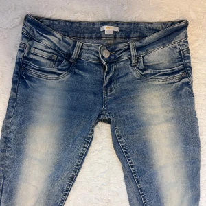 Lowwaist bootcut jeans  - KOM PRIVAT FÖR BILDER HUR DOM SITTER PÅ! Fick tyvärr inte plats med fler i annonsen 😅 Super snygga men kommer tyvärr inte till användning! Storlek Medium - mjukt skönt material. Jeansen är Väldigt låga i midjan och bootcut 💋 skriv jätte gärna vid frågor! Jag postar snabbt! Välj gärna instabox. 