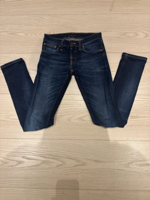 Nudie jeans - Riktigt feta Nudie jeans i blå | Skick: 9/10 | Nypris: 1799kr | Storlek: W28 L34 | Inga defekter🙌 | Priset är diskuterbart! | Hör av er vid minsta fundering🙌🤝