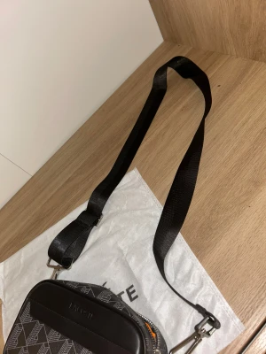 Lacoste shoulder bag - Helt oanvändt bara jag passar inte med det.nypris 1899kr