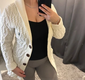 Vit Ralph Lauren Cardigan  - Super snygg Cardigan som är använd 3 gånger max, väldigt bra material!!