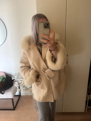 Femenina of sweden kappa  - Säljer min kappa från Feminina of Sweden pga köpt en annan i svart. Supermysig och skön med päls på luvan och vid händerna. Tyvärr blivit fläckar efter parfym men det syns bara på väldigt nära håll. Ordniare pris 3899kr, säljer för 1000 pga av dessa fläckar. Kan skicka fler bilder vid intresse🤗