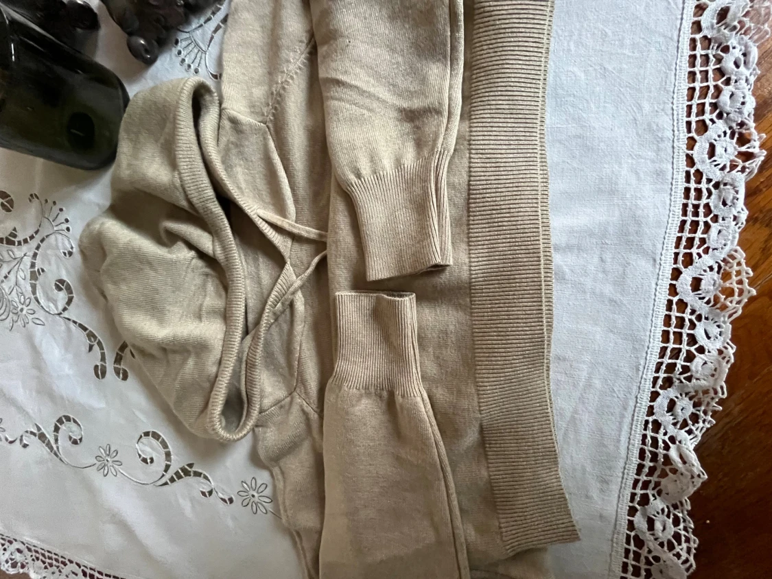 Beige hoodie med snörning - 1