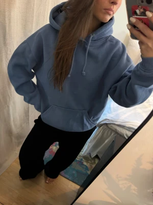Hoodie  - Hoodie i en jättefin blå färg 💙