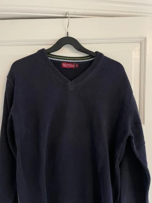 V-ringad tröja  - Såå fin tröja! Strl M men passar S-L beroende på önskad passform!  Kontakta mig gärna för fler bilder! 💙