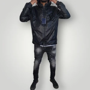 L.V jacka strl M svart  - Helt ny. Fin replika med grym kvalitet. Modellen är 175cm lång och bär storlek M på bilderna. Pris:1299kr.först till kvarn som gäller. Skickas direkt inom 24h