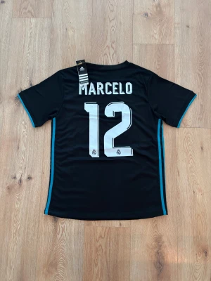 Real Madrid Marcelo retro fotbollströja - Helt oanvänd med tags kvar och Adidas påse. Storlek small. Skriv privat för fler bilder eller vid funderingar!