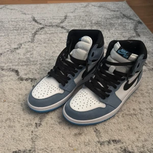 Jordan 1 unc - Aldrig använda har ba legat o dammat. Storlek 43.