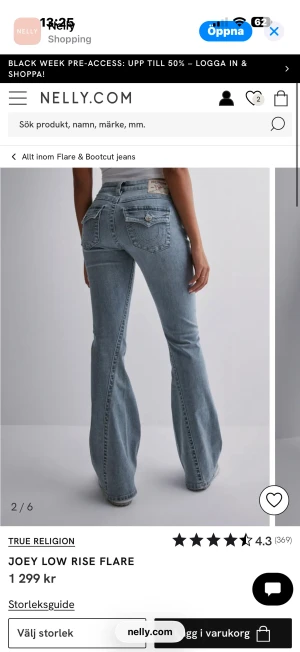 True Religion Joey Low Rise Flare Jeans - Säljer ett par ljusblå True Religion Joey Low Rise Flare jeans med klassiska bakfickor och snygga kontrastsömmar. Jeansen har låg midja och utsvängda ben, tillverkade i mjukt denimtyg. Perfekta för dig som gillar retrovibbar och statement-jeans.