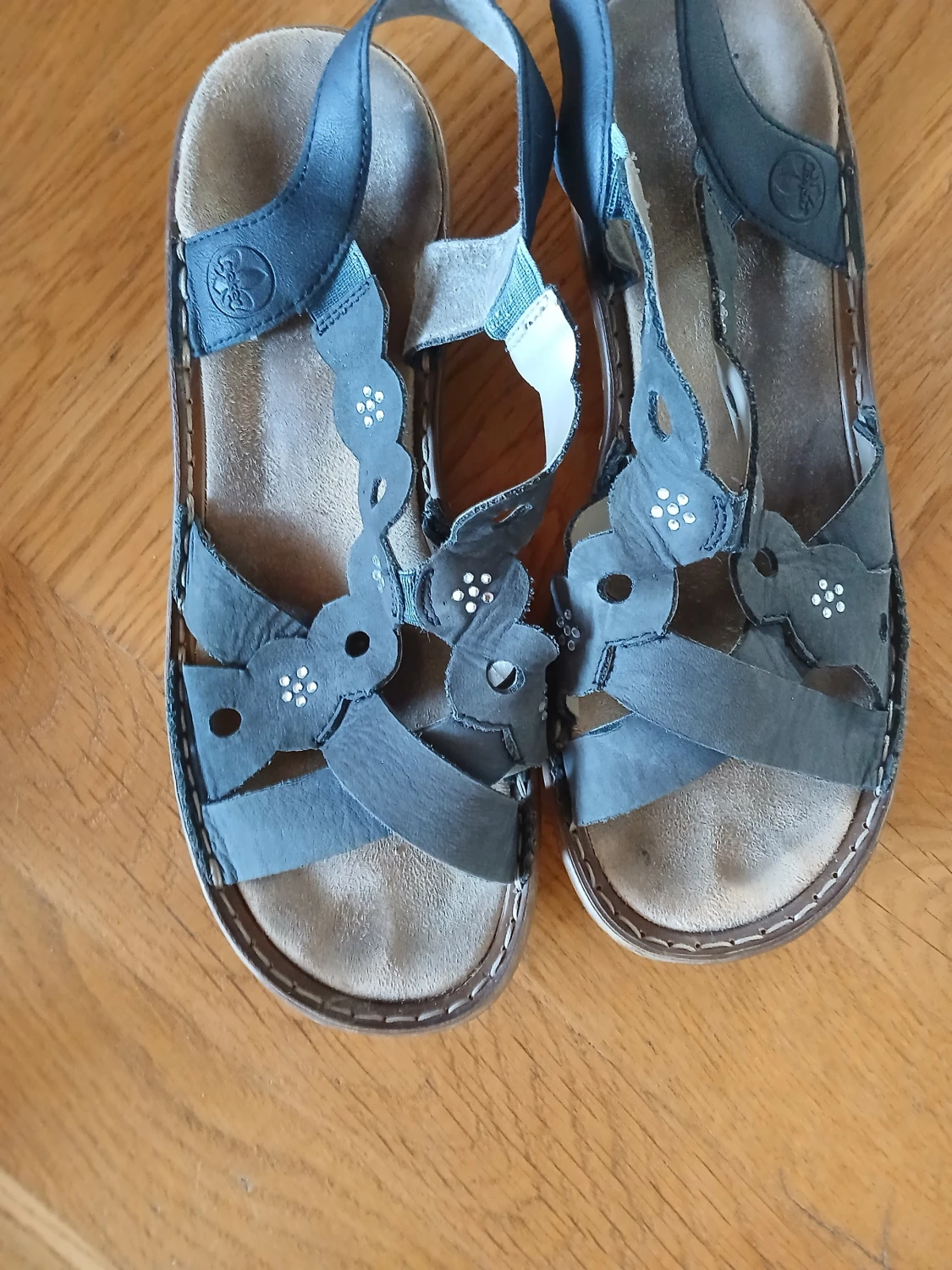 Grå sandaler med blommönster