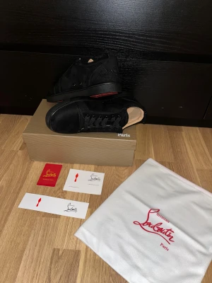 Svarta Christian Louboutin skor - Snygga svarta skor från Christian Louboutin med röd sula.                                                              Kom med bud!!